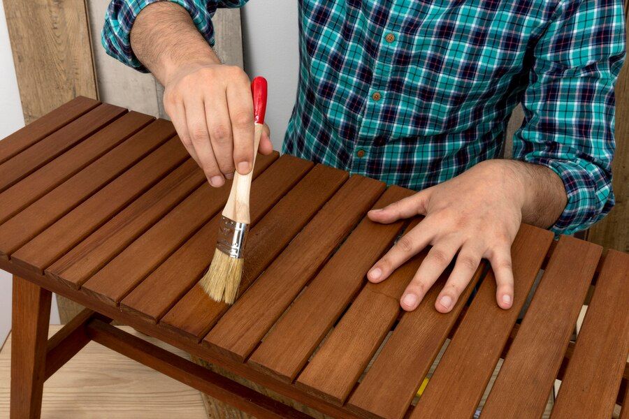 1. Lacuire lemn - ce presupune si care sunt etapele acestui proces_Barbat, lacuirea lemnului, piesa de mobilier