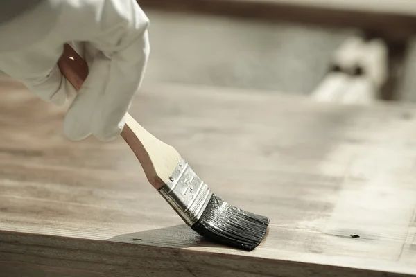 3. Lacuirea lemnului - care sunt beneficiile lacuirii si metodele de aplicare_Lacuire lemn cu pensula speciala