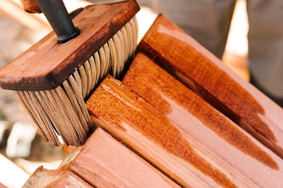 3. Lacuirea lemnului - care sunt beneficiile lacuirii si metodele de aplicare_Lacuirea lemnului cu o pensula speciala