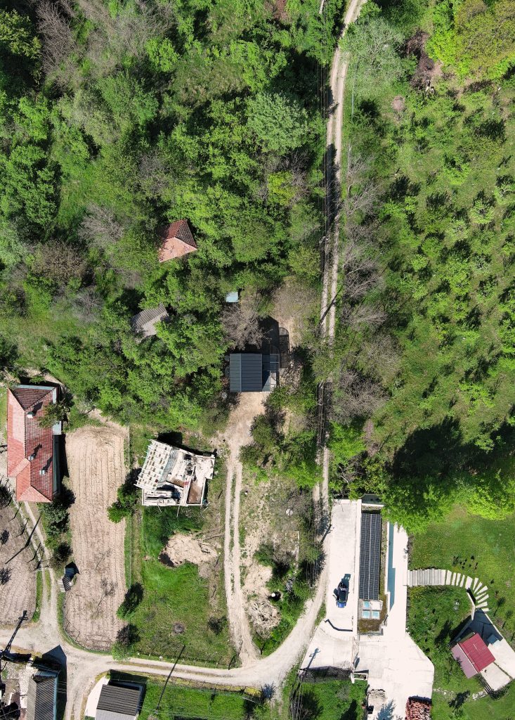 Vedere exterioară cabană reconversie arhitecturală din anexă