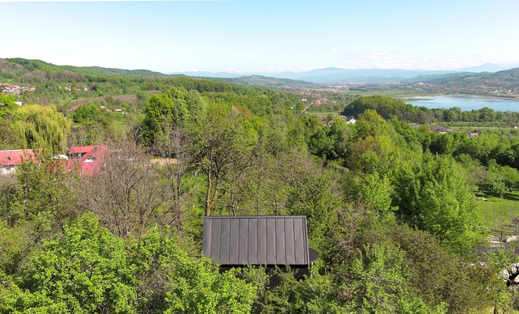 Vedere exterioară cabană reconversie arhitecturală din anexă