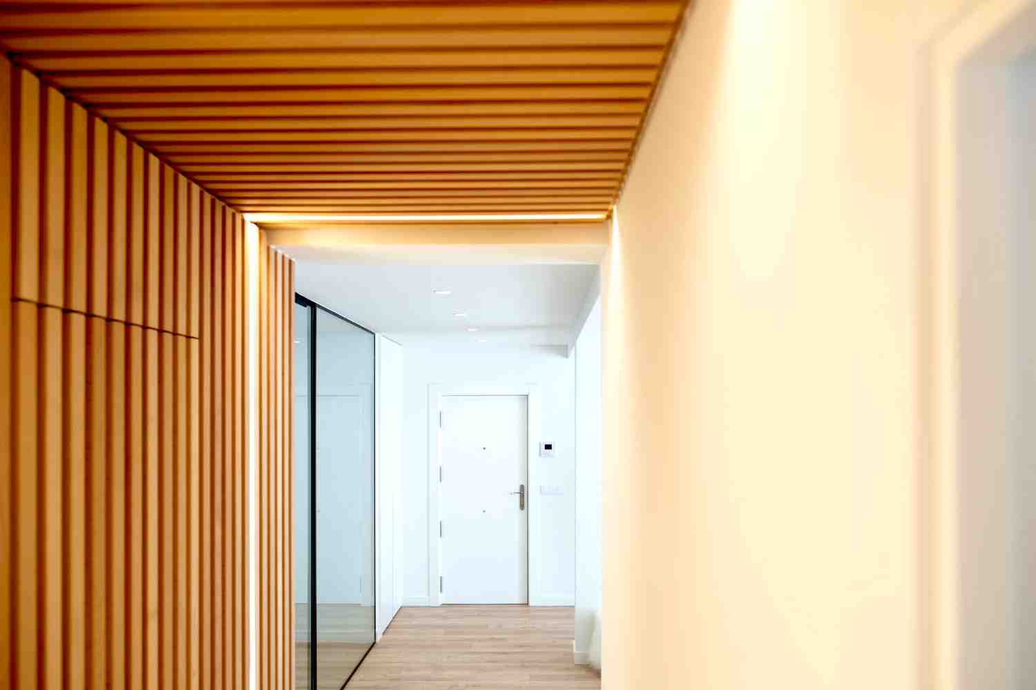 Tipuri de lambriuri - hol lung, tavan cu lambriu