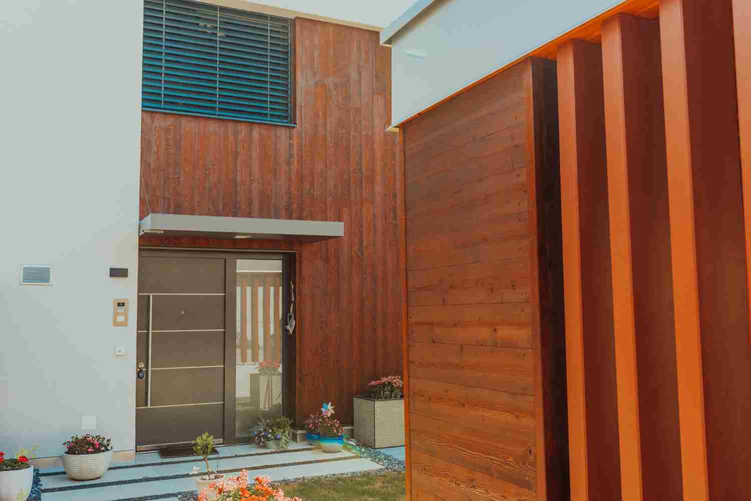 Întreținerea și durabilitatea fațadelor ventilate din lemn