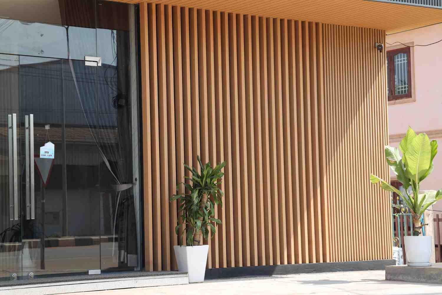 Fereastra, floare, lambriu