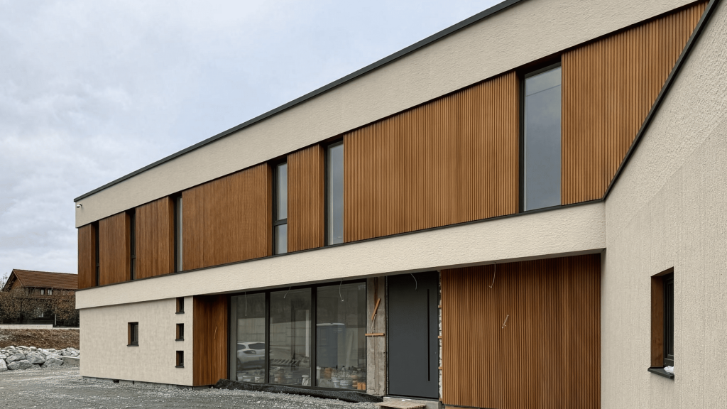 Casă placată cu riflaj Ayous Thermo, un profil rafinat, cu suprafață netedă și proporții echilibrate, ideal pentru arhitectură minimalistă. 