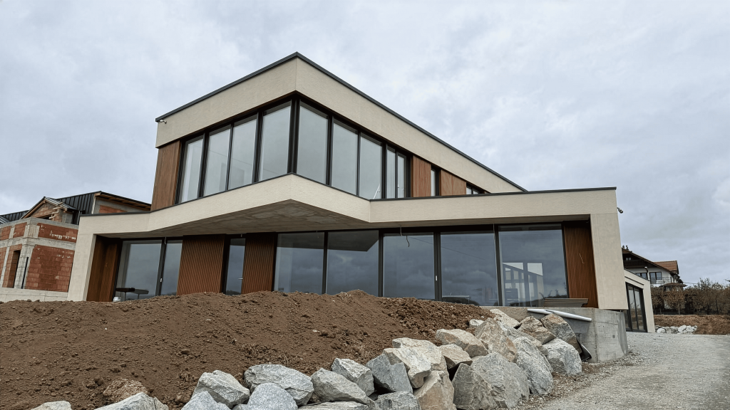 Casă placată cu riflaj Ayous Thermo, un profil rafinat, cu suprafață netedă și proporții echilibrate, ideal pentru arhitectură minimalistă. 