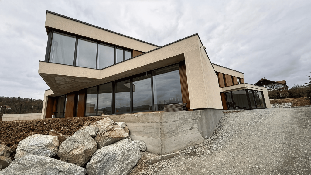 Casă placată cu riflaj Ayous Thermo, un profil rafinat, cu suprafață netedă și proporții echilibrate, ideal pentru arhitectură minimalistă. 