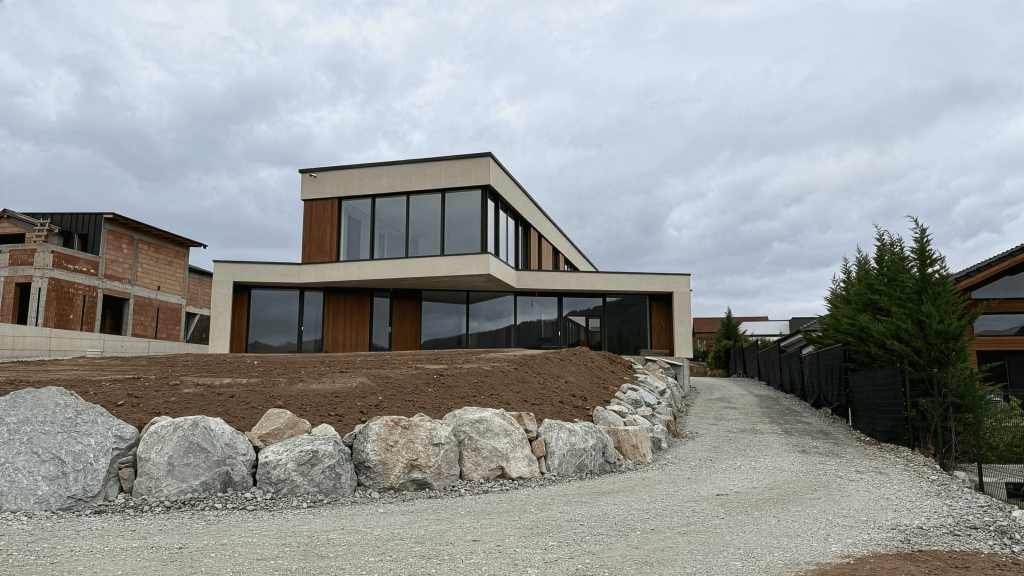 Casă placată cu riflaj Ayous Thermo, un profil rafinat, cu suprafață netedă și proporții echilibrate, ideal pentru arhitectură minimalistă. 