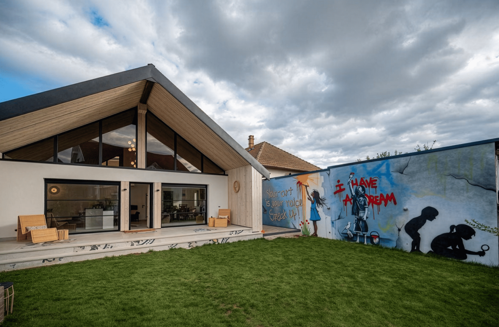 Anexă finisată integral cu lambriul Enipau M17, aplicat pe fațada exterioară, tavanul interior și elementele superioare ale construcției.