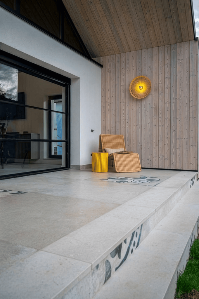 Anexă finisată integral cu lambriul Enipau M17, aplicat pe fațada exterioară, tavanul interior și elementele superioare ale construcției.