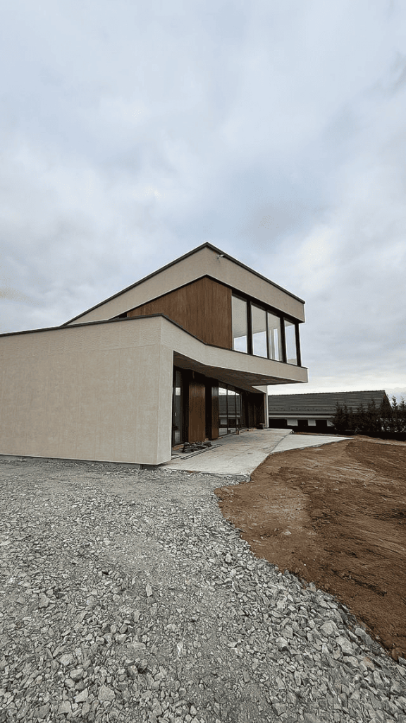 Casă placată cu riflaj Ayous Thermo, un profil rafinat, cu suprafață netedă și proporții echilibrate, ideal pentru arhitectură minimalistă. 