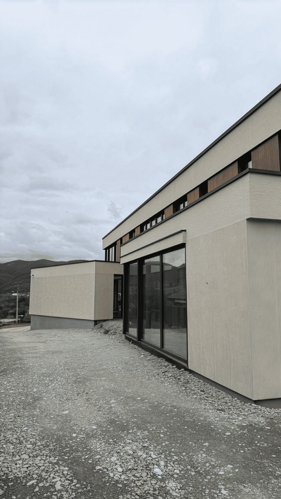 Casă placată cu riflaj Ayous Thermo, un profil rafinat, cu suprafață netedă și proporții echilibrate, ideal pentru arhitectură minimalistă. 