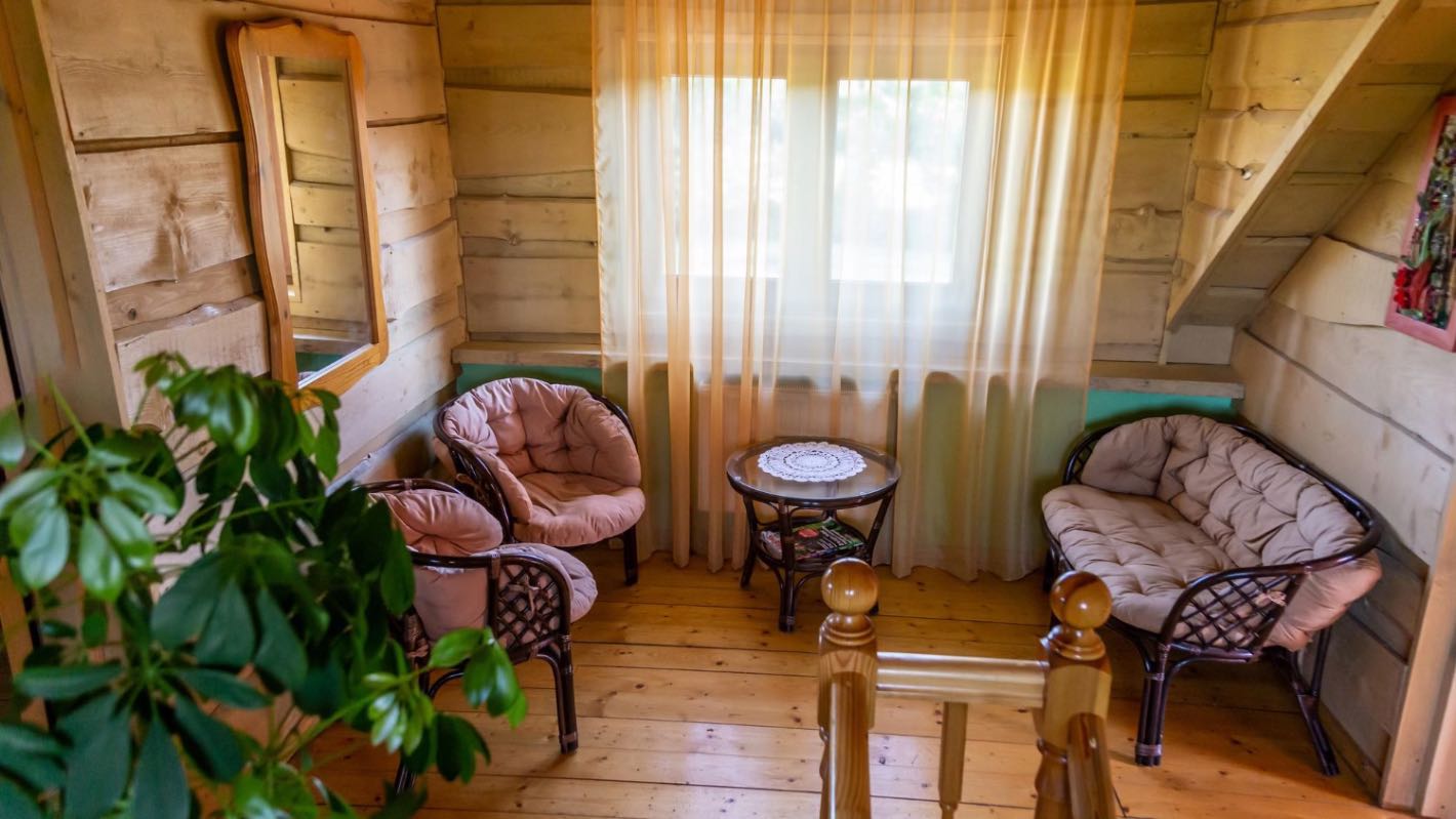 Accente verzi in spatiul mic al unui living dintr-o cabana rustica