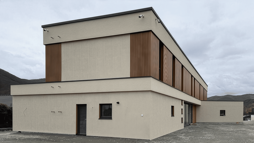 Casă placată cu riflaj Ayous Thermo, un profil rafinat, cu suprafață netedă și proporții echilibrate, ideal pentru arhitectură minimalistă. 