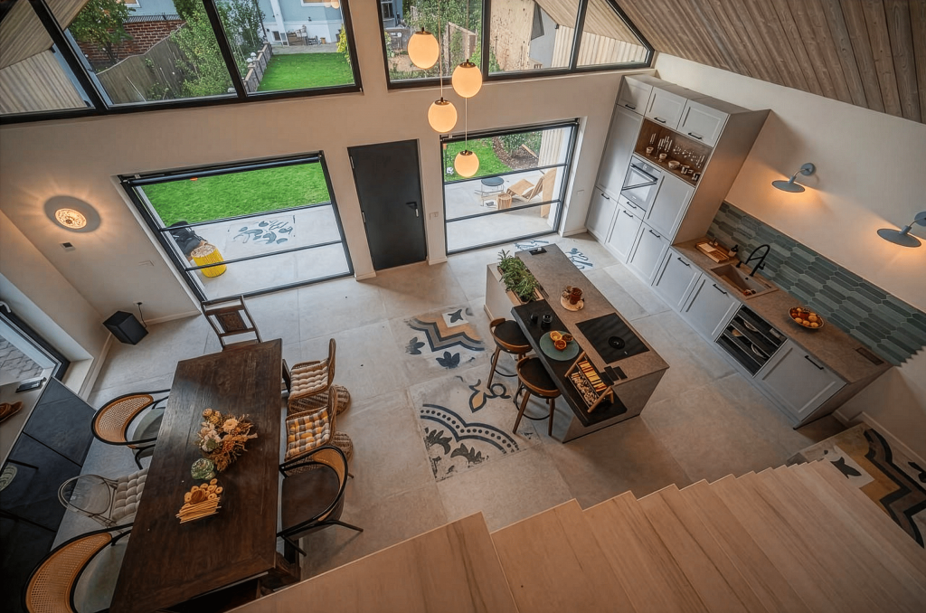 Anexă finisată integral cu lambriul Enipau M17, aplicat pe fațada exterioară, tavanul interior și elementele superioare ale construcției.