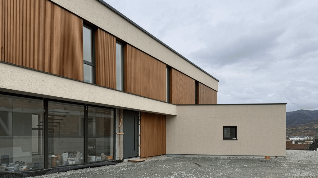 Casă placată cu riflaj Ayous Thermo, un profil rafinat, cu suprafață netedă și proporții echilibrate, ideal pentru arhitectură minimalistă. 