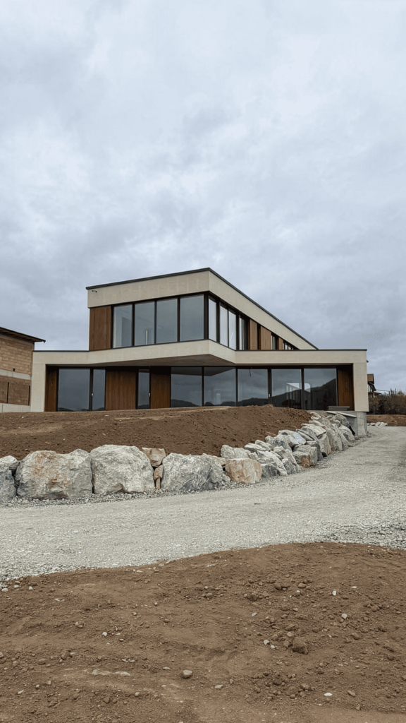 Casă placată cu riflaj Ayous Thermo, un profil rafinat, cu suprafață netedă și proporții echilibrate, ideal pentru arhitectură minimalistă. 