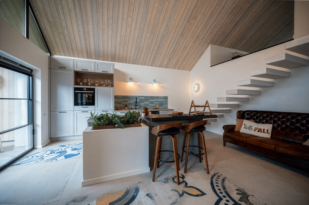 Anexă finisată integral cu lambriul Enipau M17, aplicat pe fațada exterioară, tavanul interior și elementele superioare ale construcției.