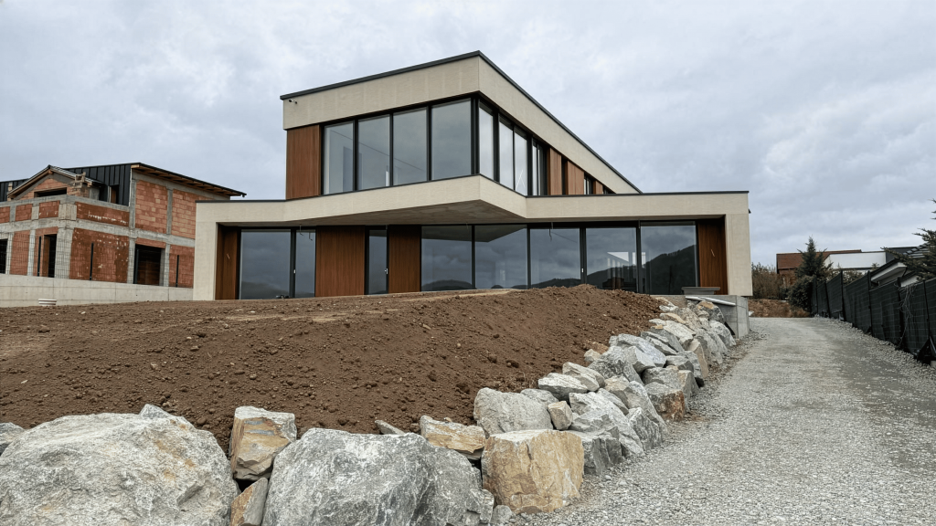 Casă placată cu riflaj Ayous Thermo, un profil rafinat, cu suprafață netedă și proporții echilibrate, ideal pentru arhitectură minimalistă. 