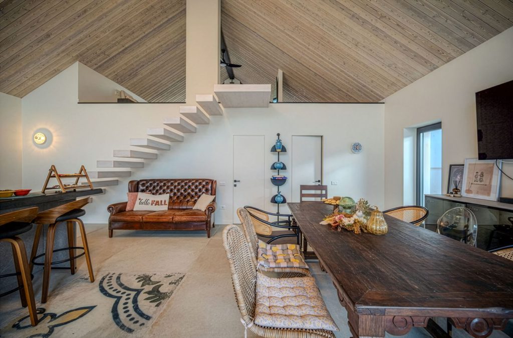 Anexă finisată integral cu lambriul Enipau M17, aplicat pe fațada exterioară, tavanul interior și elementele superioare ale construcției.