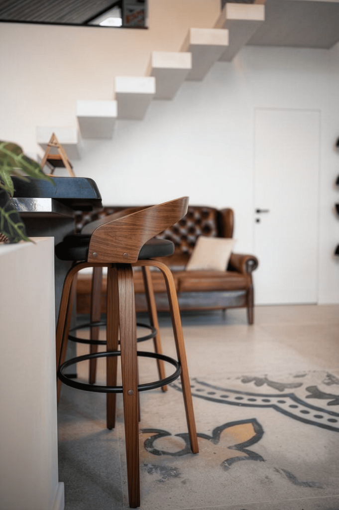 Anexă finisată integral cu lambriul Enipau M17, aplicat pe fațada exterioară, tavanul interior și elementele superioare ale construcției.