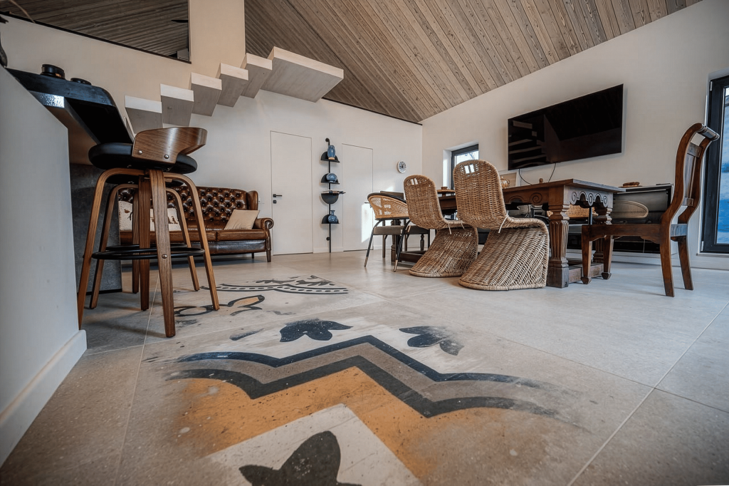 Anexă finisată integral cu lambriul Enipau M17, aplicat pe fațada exterioară, tavanul interior și elementele superioare ale construcției.