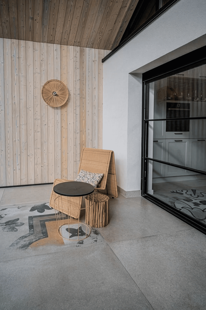 Anexă finisată integral cu lambriul Enipau M17, aplicat pe fațada exterioară, tavanul interior și elementele superioare ale construcției.