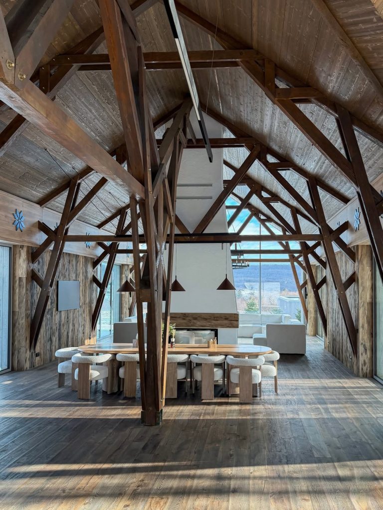 Construcție din Lemn Monobloc. Interior din Stejar, Exterior Thermo Ayous