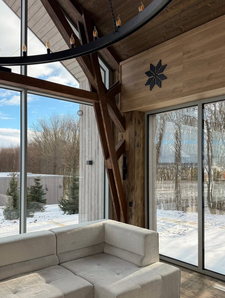 Construcție din Lemn Monobloc. Interior din Stejar, Exterior Thermo Ayous