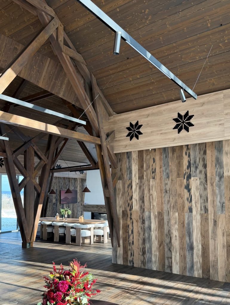 Construcție din Lemn Monobloc. Interior din Stejar, Exterior Thermo Ayous