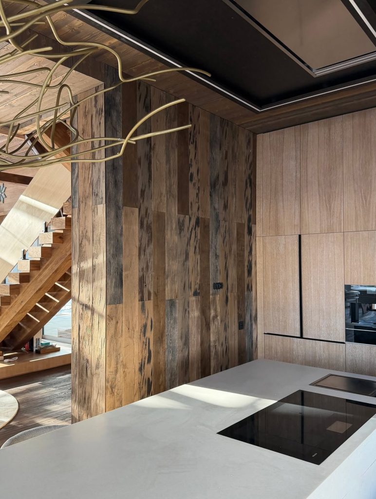 Construcție din Lemn Monobloc. Interior din Stejar, Exterior Thermo Ayous