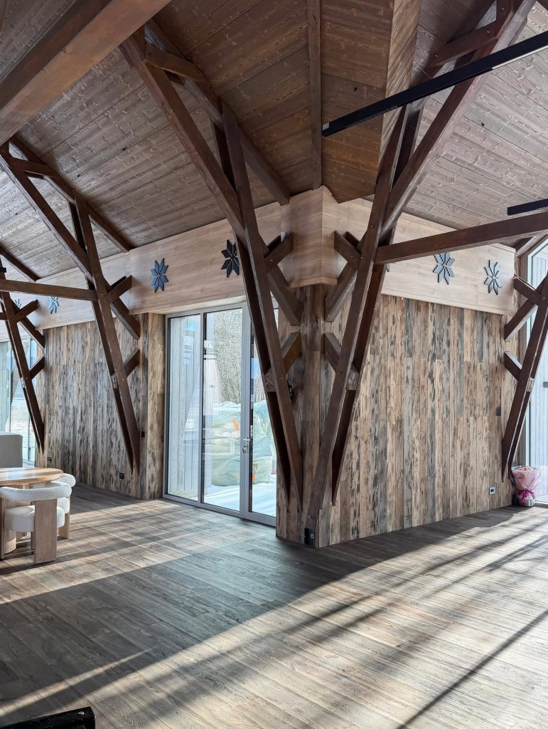 Construcție din Lemn Monobloc. Interior din Stejar, Exterior Thermo Ayous